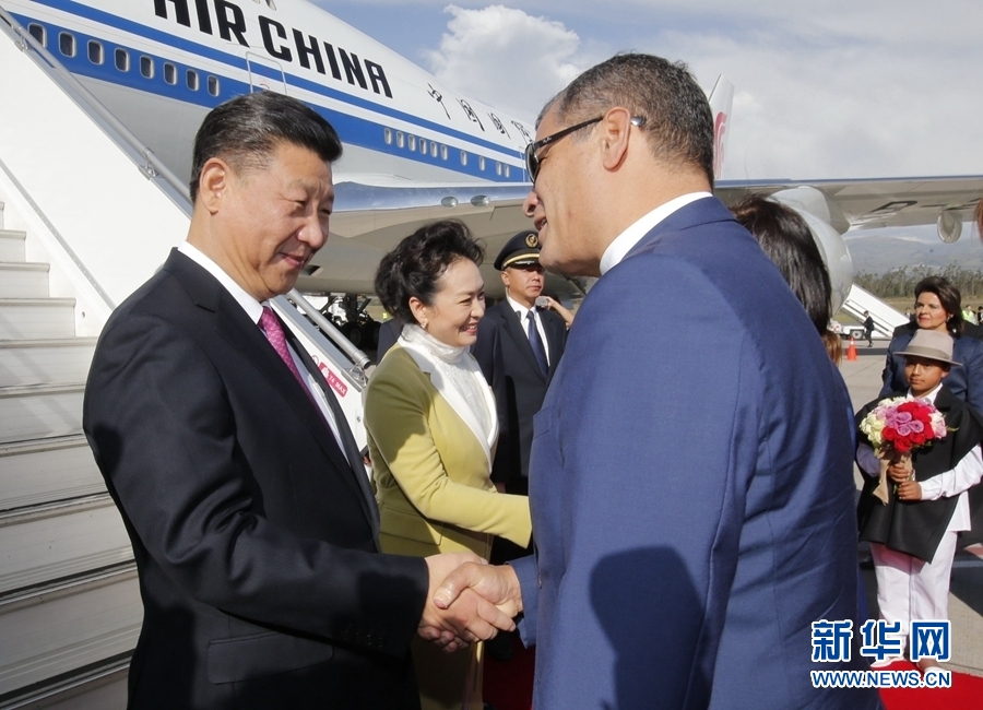 當(dāng)?shù)貢r(shí)間11月17日，國(guó)家主席習(xí)近平乘專機(jī)抵達(dá)基多，開(kāi)始對(duì)厄瓜多爾共和國(guó)進(jìn)行國(guó)事訪問(wèn)。厄瓜多爾總統(tǒng)科雷亞和夫人馬勒布等在舷梯旁熱情迎接習(xí)近平和夫人彭麗媛。新華社記者 鞠鵬 攝