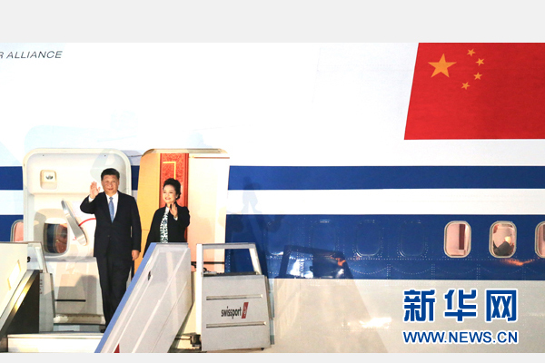 當(dāng)?shù)貢r(shí)間11月18日，國家主席習(xí)近平抵達(dá)利馬，出席亞太經(jīng)合組織第二十四次領(lǐng)導(dǎo)人非正式會(huì)議并對秘魯共和國進(jìn)行國事訪問。習(xí)近平和夫人彭麗媛受到秘魯副總統(tǒng)阿勞斯等熱情迎接。新華社記者 丁林 攝