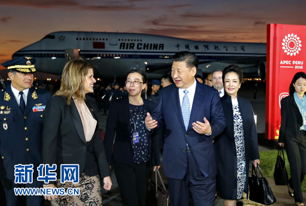 當(dāng)?shù)貢r(shí)間11月18日，國家主席習(xí)近平抵達(dá)利馬，出席亞太經(jīng)合組織第二十四次領(lǐng)導(dǎo)人非正式會(huì)議并對秘魯共和國進(jìn)行國事訪問。習(xí)近平和夫人彭麗媛受到秘魯副總統(tǒng)阿勞斯等熱情迎接。新華社記者 鞠鵬 攝