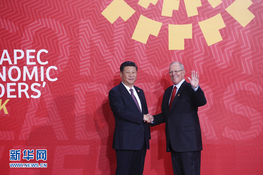 11月20日，亞太經(jīng)合組織第二十四次領導人非正式會議在秘魯利馬舉行。國家主席習近平出席并發(fā)表題為《面向未來開拓進取促進亞太發(fā)展繁榮》的重要講話。這是會議開始前，習近平受到秘魯總統(tǒng)庫琴斯基的熱情迎接。 新華社記者 龐興雷 攝