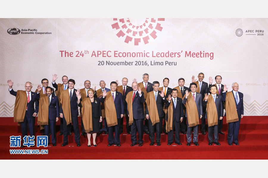 11月20日，亞太經(jīng)合組織第二十四次領導人非正式會議在秘魯利馬舉行。國家主席習近平出席并發(fā)表題為《面向未來開拓進取促進亞太發(fā)展繁榮》的重要講話。這是會議期間，國家主席習近平同其他亞太經(jīng)合組織成員經(jīng)濟體領導人、代表合影。 新華社記者 丁林 攝