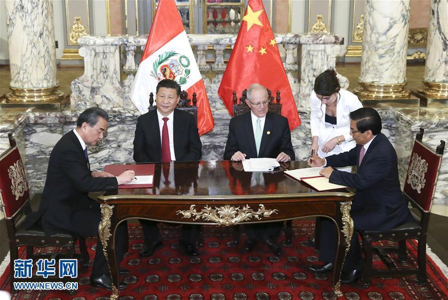 11月21日，國(guó)家主席習(xí)近平在利馬同秘魯總統(tǒng)庫(kù)琴斯基舉行會(huì)談。會(huì)談后，兩國(guó)元首見(jiàn)證《中華人民共和國(guó)政府與秘魯共和國(guó)政府2016年至2021年共同行動(dòng)計(jì)劃》等文件的簽署。新華社記者 龐興雷 攝