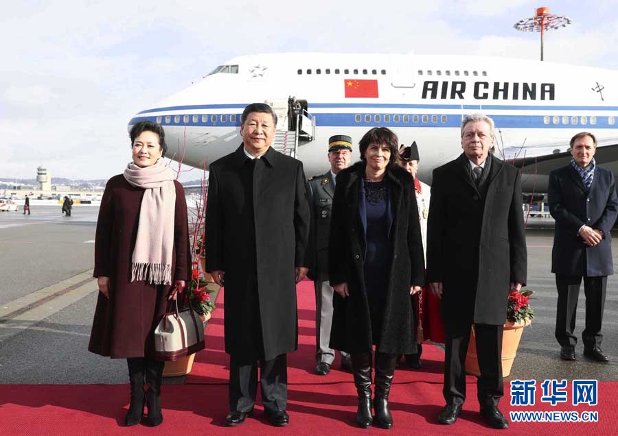 1月15日，國家主席習(xí)近平乘專機(jī)抵達(dá)蘇黎世，開始對瑞士聯(lián)邦進(jìn)行國事訪問。這是瑞士聯(lián)邦主席洛伊特哈德在機(jī)場為習(xí)近平和夫人彭麗媛舉行隆重歡迎儀式。 新華社記者 蘭紅光 攝