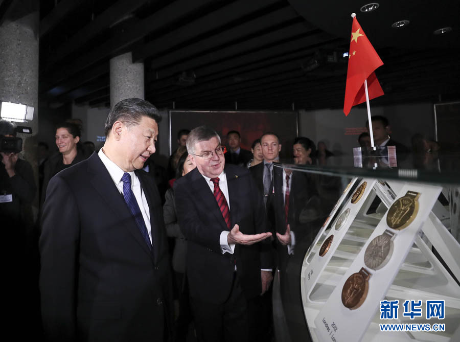 1月18日，國家主席習(xí)近平在瑞士洛桑國際奧林匹克博物館會見國際奧林匹克委員會主席巴赫。這是會見后，習(xí)近平在巴赫陪同下參觀往屆奧運(yùn)會獎(jiǎng)牌展。新華社記者 蘭紅光 攝