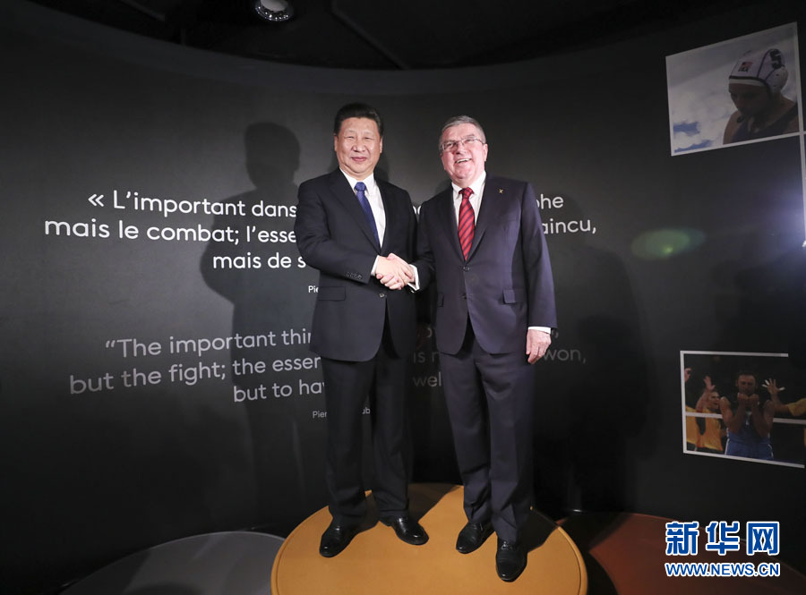 1月18日，國家主席習(xí)近平在瑞士洛桑國際奧林匹克博物館會見國際奧林匹克委員會主席巴赫。這是習(xí)近平和巴赫在奧運(yùn)冠軍領(lǐng)獎(jiǎng)臺上合影。新華社記者 蘭紅光 攝