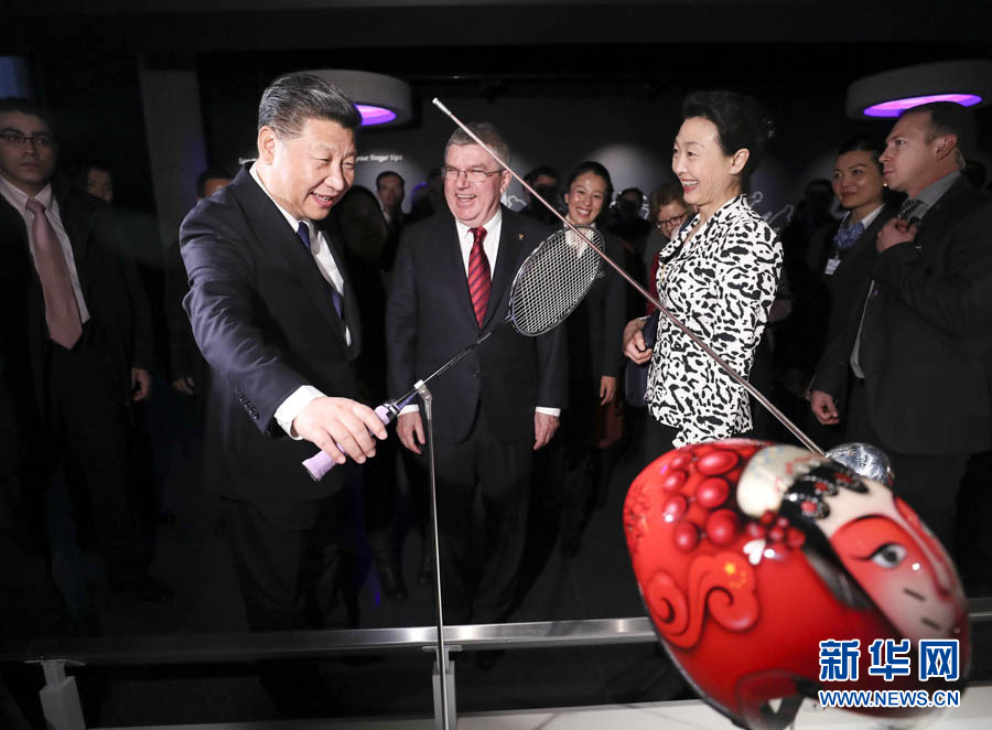 1月18日，國家主席習(xí)近平在瑞士洛桑國際奧林匹克博物館會見國際奧林匹克委員會主席巴赫。這是習(xí)近平在巴赫陪同下，參觀羽毛球世界冠軍李玲蔚用過的球拍。新華社記者 蘭紅光 攝