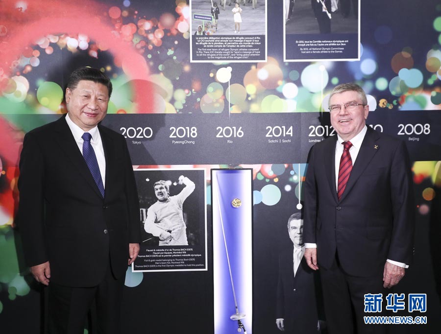 1月18日，國家主席習(xí)近平在瑞士洛桑國際奧林匹克博物館會見國際奧林匹克委員會主席巴赫。這是習(xí)近平與巴赫在巴赫作為擊劍運(yùn)動(dòng)員參加奧運(yùn)會的照片前合影。新華社記者 蘭紅光 攝