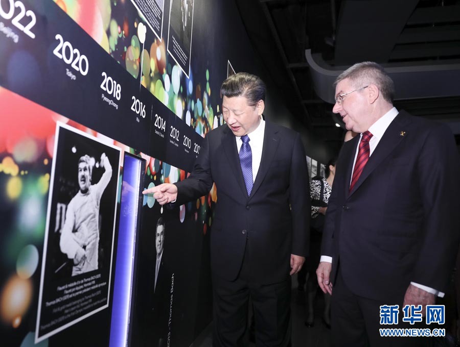 1月18日，國家主席習(xí)近平在瑞士洛桑國際奧林匹克博物館會見國際奧林匹克委員會主席巴赫。這是習(xí)近平在巴赫陪同下，參觀巴赫作為擊劍運(yùn)動(dòng)員參加奧運(yùn)會的照片。新華社記者 蘭紅光 攝