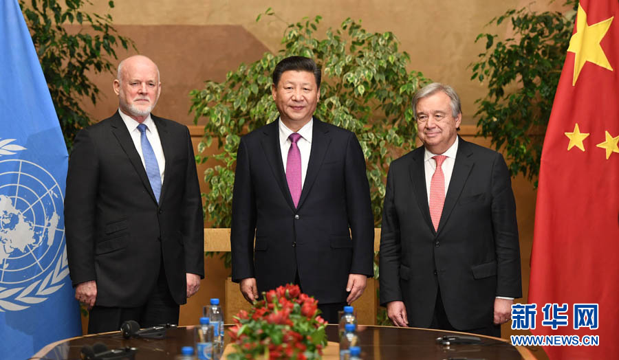 1月18日，國(guó)家主席習(xí)近平在瑞士日內(nèi)瓦萬(wàn)國(guó)宮會(huì)見(jiàn)第71屆聯(lián)合國(guó)大會(huì)主席湯姆森和聯(lián)合國(guó)秘書(shū)長(zhǎng)古特雷斯。 新華社記者 張鐸 攝