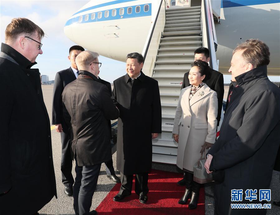 4月4日，國家主席習(xí)近平乘專機抵達赫爾辛基，開始對芬蘭共和國進行國事訪問。這是芬蘭政府代表、農(nóng)業(yè)與環(huán)境部長蒂利凱寧等在舷梯旁熱情迎接習(xí)近平和夫人彭麗媛。新華社記者 蘭紅光 攝 