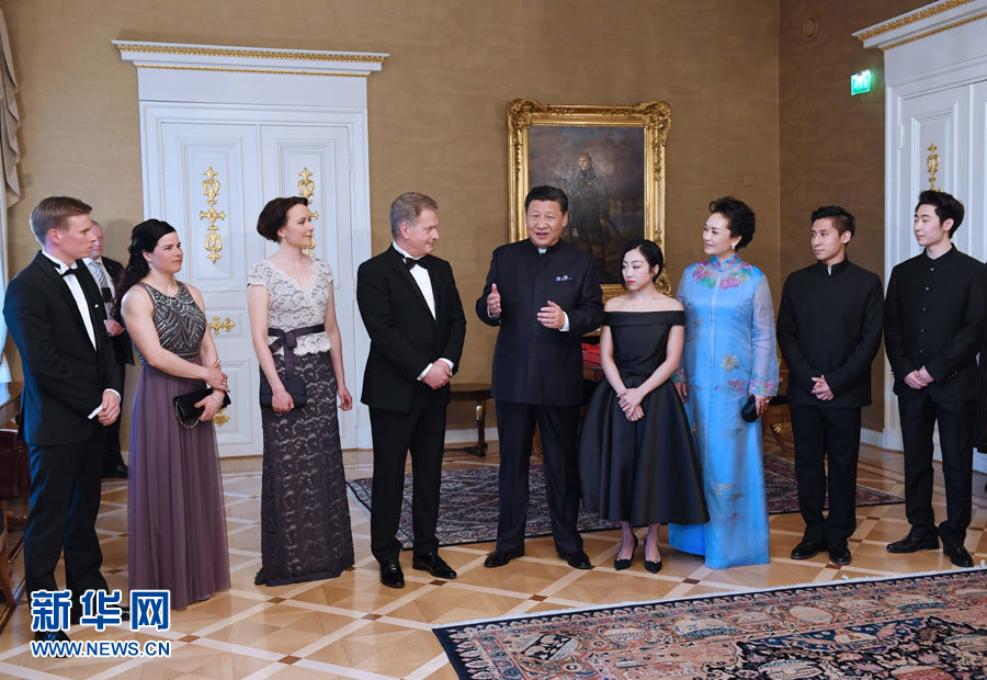 當(dāng)?shù)貢r間4月5日晚，國家主席習(xí)近平和芬蘭總統(tǒng)尼尼斯托在赫爾辛基共同會見剛剛參加完2017年世界花樣滑冰錦標(biāo)賽的中芬兩國冰雪運動員代表。習(xí)近平夫人彭麗媛和尼尼斯托夫人豪吉歐參加會見。新華社記者 饒愛民 攝