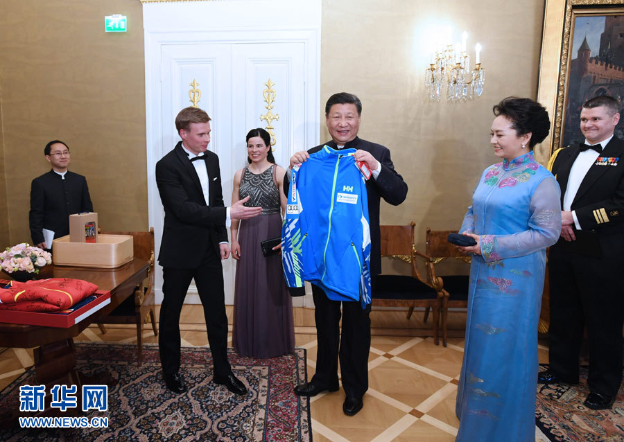 當(dāng)?shù)貢r間4月5日晚，國家主席習(xí)近平和芬蘭總統(tǒng)尼尼斯托在赫爾辛基共同會見剛剛參加完2017年世界花樣滑冰錦標(biāo)賽的中芬兩國冰雪運動員代表。習(xí)近平夫人彭麗媛和尼尼斯托夫人豪吉歐參加會見。這是芬蘭運動員向習(xí)近平和夫人彭麗媛贈送運動衣。新華社記者 饒愛民 攝