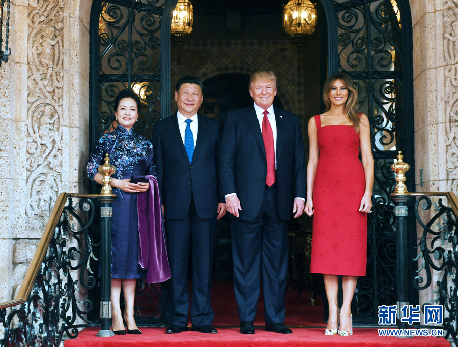 當(dāng)?shù)貢r(shí)間4月6日，國家主席習(xí)近平在美國佛羅里達(dá)州海湖莊園同美國總統(tǒng)特朗普舉行中美元首會晤。這是習(xí)近平和夫人彭麗媛同特朗普和夫人梅拉尼婭合影留念。新華社記者 饒愛民 攝 