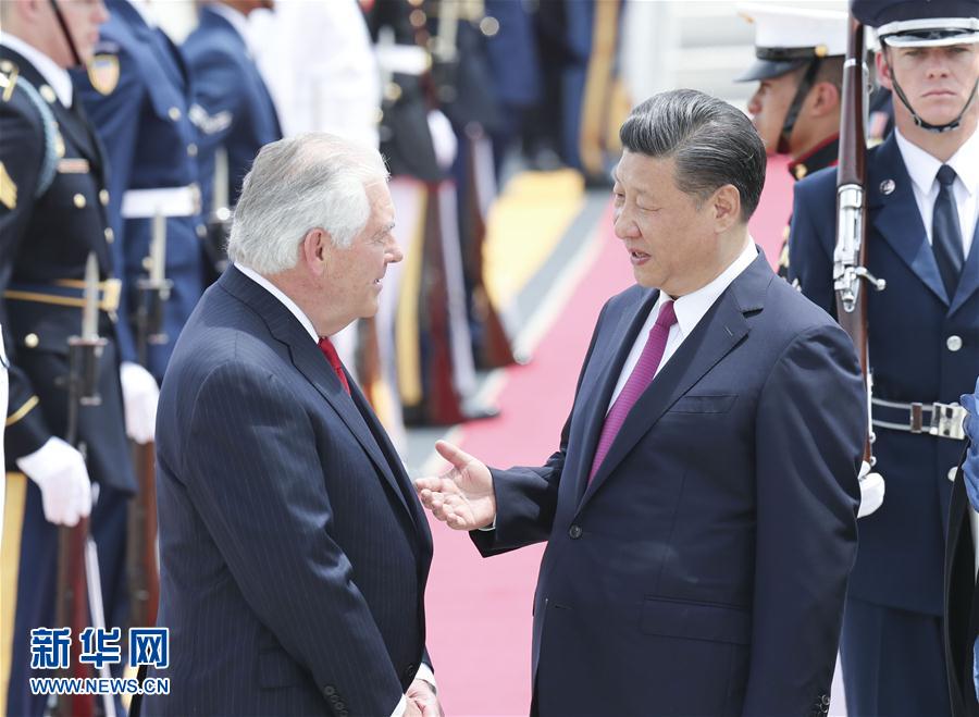 4月6日，國家主席習(xí)近平乘專機(jī)抵達(dá)美國佛羅里達(dá)州，將在海湖莊園同美國總統(tǒng)特朗普舉行中美元首會晤。習(xí)近平和夫人彭麗媛受到美國國務(wù)卿蒂勒森夫婦等熱情迎接。新華社記者 丁林 攝 