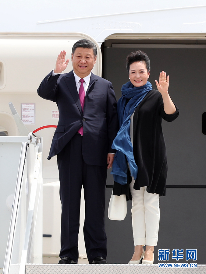 4月6日，國家主席習(xí)近平乘專機(jī)抵達(dá)美國佛羅里達(dá)州，將在海湖莊園同美國總統(tǒng)特朗普舉行中美元首會晤。這是習(xí)近平和夫人彭麗媛步出機(jī)艙。新華社記者 劉衛(wèi)兵 攝 
