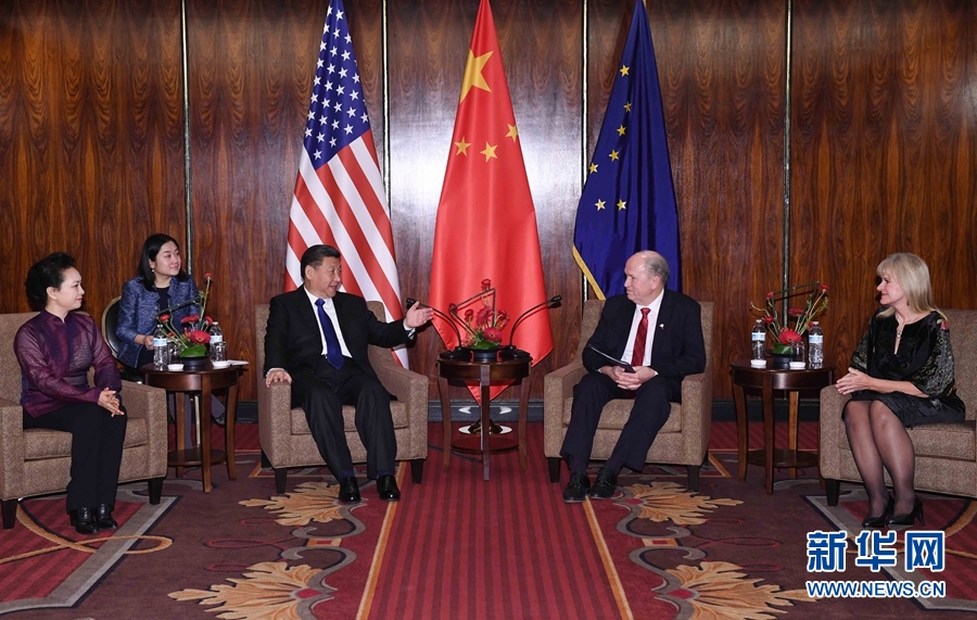 當(dāng)?shù)貢r間4月7日，國家主席習(xí)近平在美國阿拉斯加州安克雷奇會見阿拉斯加州州長沃克。 新華社記者 饒愛民 攝 