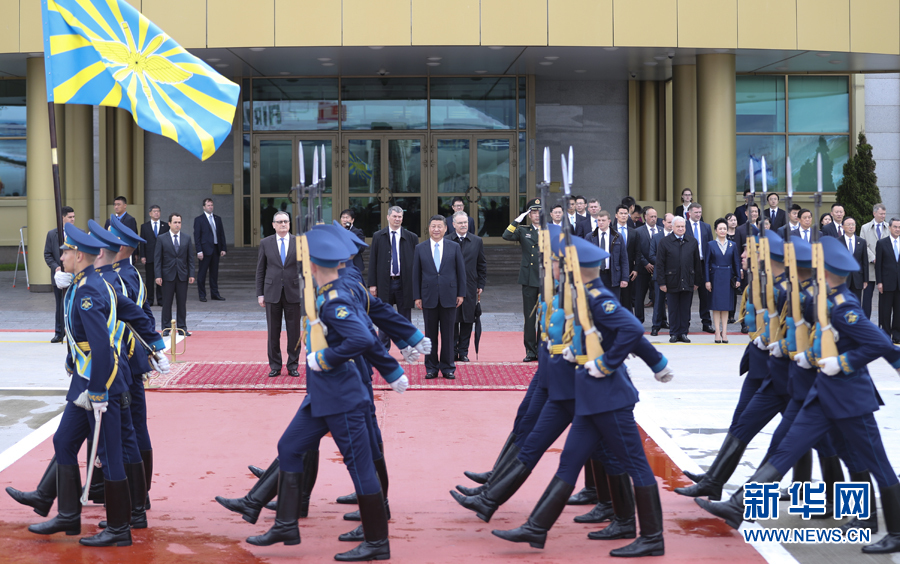 7月3日，國家主席習(xí)近平乘專機(jī)抵達(dá)莫斯科，開始對俄羅斯聯(lián)邦進(jìn)行國事訪問。這是習(xí)近平出席機(jī)場歡迎儀式。 新華社記者 謝環(huán)馳 攝