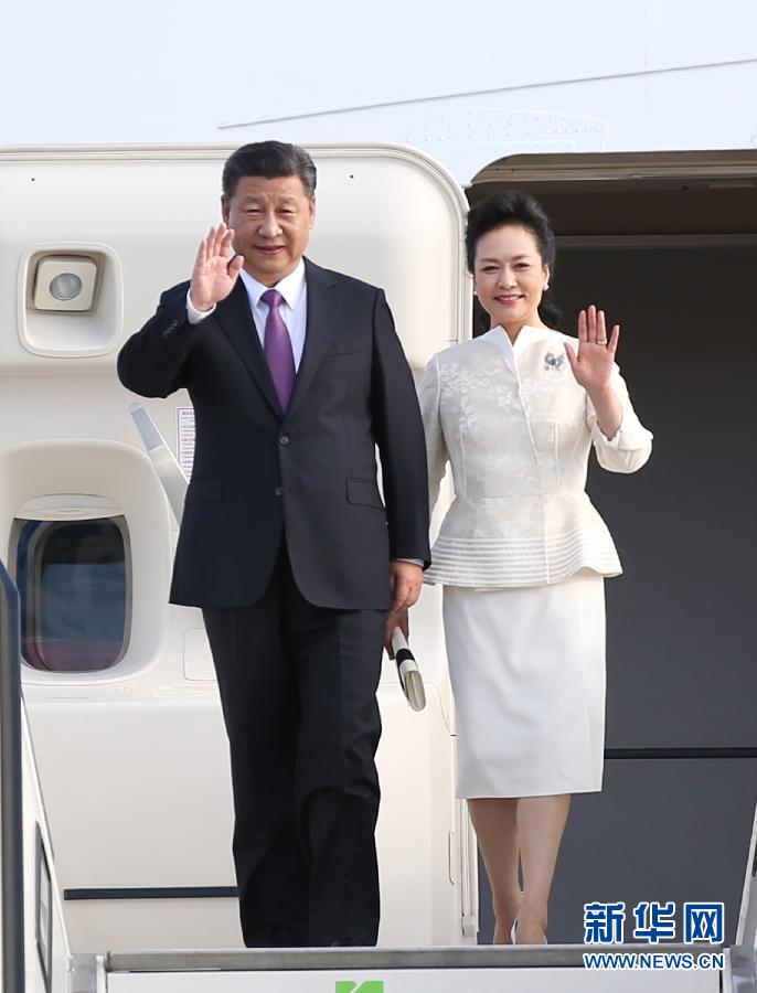 7月4日，國(guó)家主席習(xí)近平乘專機(jī)抵達(dá)柏林，開始對(duì)德意志聯(lián)邦共和國(guó)進(jìn)行國(guó)事訪問。這是習(xí)近平和夫人彭麗媛步出艙門。 新華社記者 姚大偉 攝