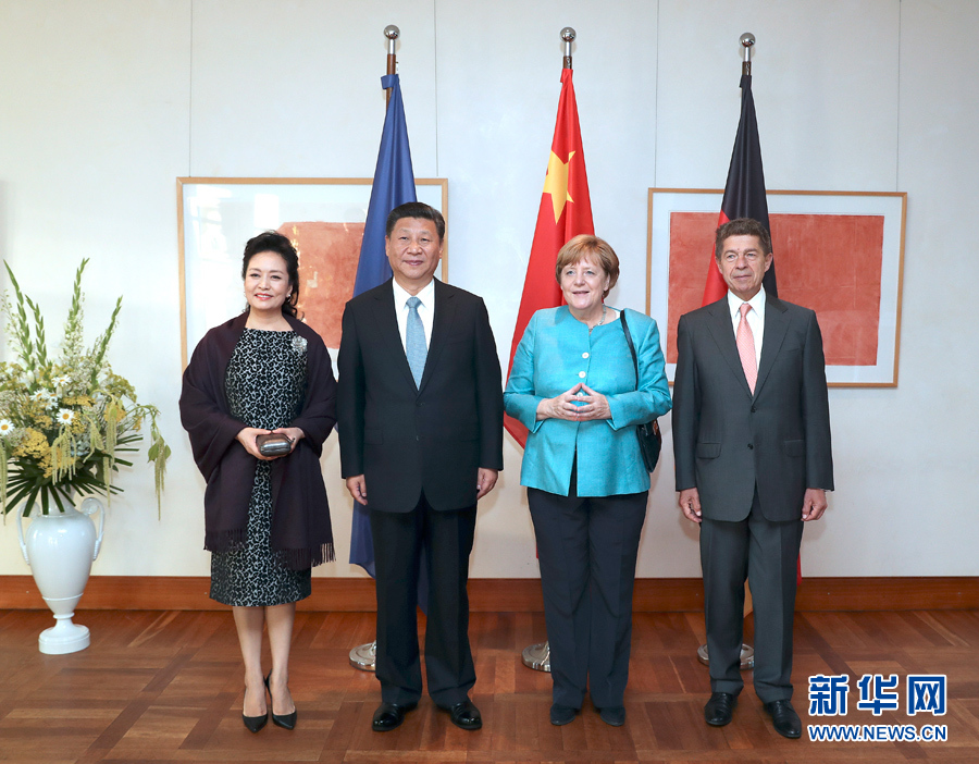 當(dāng)?shù)貢r(shí)間7月4日晚，剛剛抵達(dá)柏林的國(guó)家主席習(xí)近平在利伯曼故居同德國(guó)總理默克爾舉行會(huì)見。這是習(xí)近平和夫人彭麗媛抵達(dá)位于柏林市中心勃蘭登堡門附近的利伯曼故居時(shí)，受到默克爾和丈夫紹爾熱情迎接。新華社記者 馬占成 攝