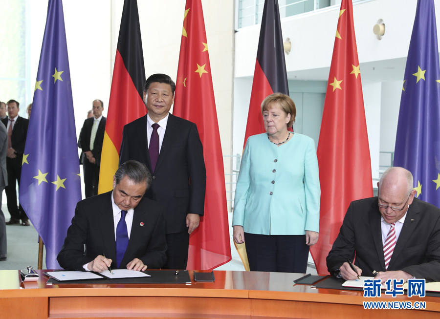 7月5日，國家主席習(xí)近平在柏林同德國總理默克爾舉行會談。會談后，兩國領(lǐng)導(dǎo)人共同見證了航天、智能制造、工業(yè)互聯(lián)網(wǎng)、數(shù)字化、第三方市場、大熊貓合作研究等領(lǐng)域多項雙邊合作文件的簽署。新華社記者馬占成攝