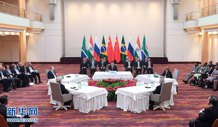 7月7日，國家主席習(xí)近平在德國漢堡主持金磚國家領(lǐng)導(dǎo)人非正式會晤，發(fā)表引導(dǎo)性講話和總結(jié)講話。南非總統(tǒng)祖馬、巴西總統(tǒng)特梅爾、俄羅斯總統(tǒng)普京、印度總理莫迪出席。新華社記者 張鐸 攝
