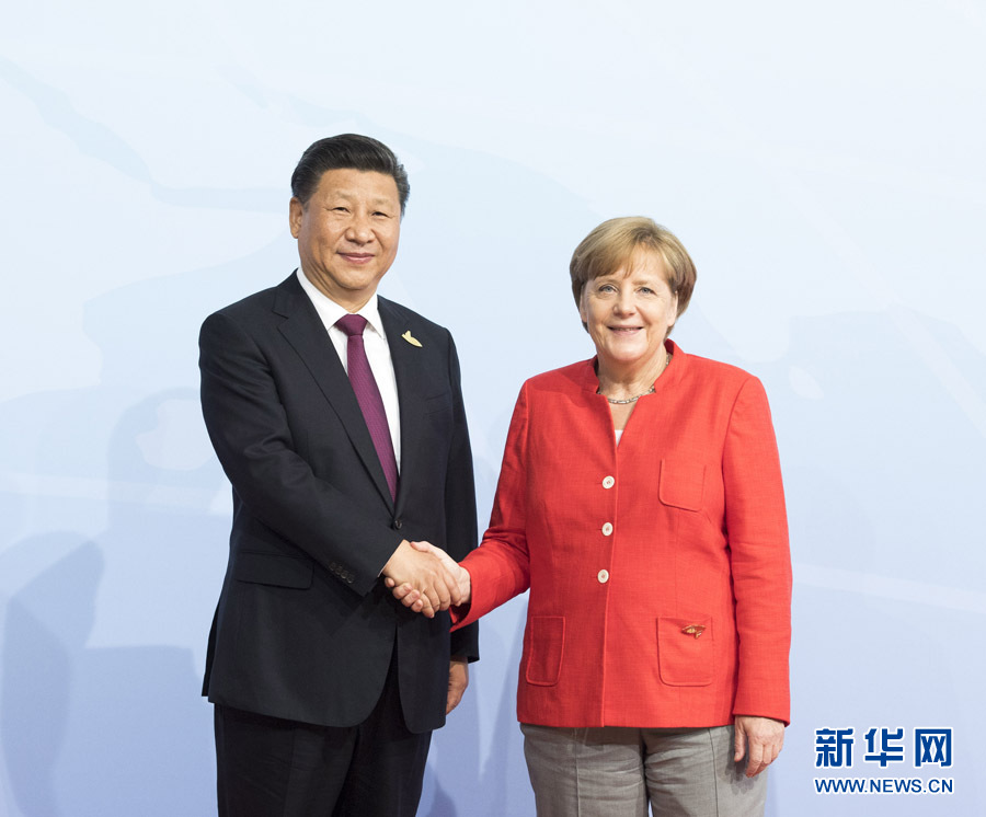 7月7日，二十國(guó)集團(tuán)領(lǐng)導(dǎo)人第十二次峰會(huì)在德國(guó)漢堡舉行。國(guó)家主席習(xí)近平出席并發(fā)表題為《堅(jiān)持開(kāi)放包容　推動(dòng)聯(lián)動(dòng)增長(zhǎng)》的重要講話。這是峰會(huì)開(kāi)始前，習(xí)近平受到德國(guó)總理默克爾迎接。新華社記者 李學(xué)仁 攝 