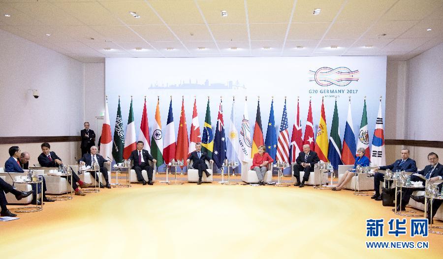 7月7日，二十國(guó)集團(tuán)領(lǐng)導(dǎo)人第十二次峰會(huì)在德國(guó)漢堡舉行。國(guó)家主席習(xí)近平出席并發(fā)表題為《堅(jiān)持開(kāi)放包容　推動(dòng)聯(lián)動(dòng)增長(zhǎng)》的重要講話。這是峰會(huì)前，習(xí)近平出席二十國(guó)集團(tuán)峰會(huì)領(lǐng)導(dǎo)人座談會(huì)。新華社記者 李學(xué)仁 攝 