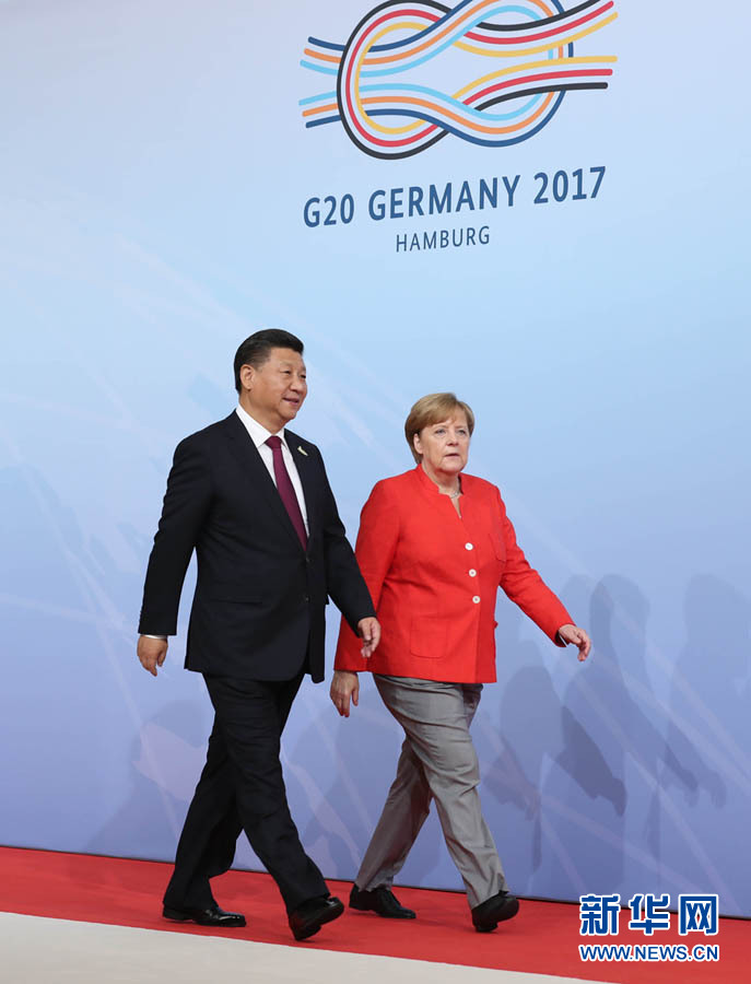 7月7日，二十國集團領(lǐng)導人第十二次峰會在德國漢堡舉行。國家主席習近平出席并發(fā)表題為《堅持開放包容　推動聯(lián)動增長》的重要講話。這是峰會開始前，習近平受到德國總理默克爾迎接。新華社記者 劉衛(wèi)兵 攝 