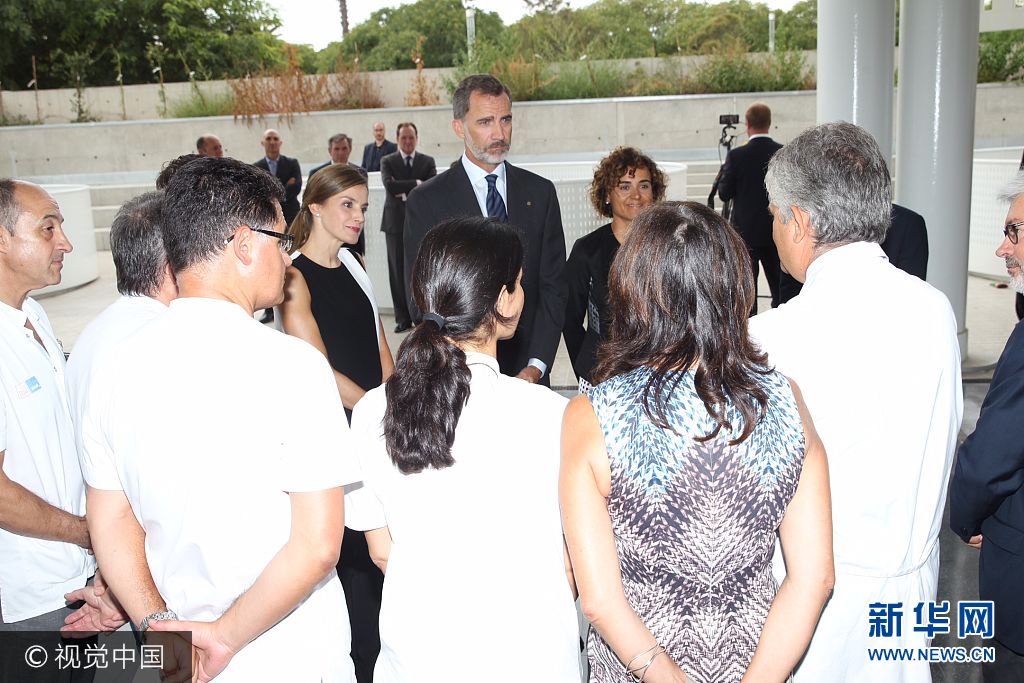 當(dāng)?shù)貢r間2017年8月19日，西班牙巴塞羅那，西班牙國王菲利普六世和萊蒂齊亞王后探望巴塞羅那恐襲案傷者。***_***BARCELONA, SPAIN - AUGUST 19:  In this handout photo provided by Casa de S.M. el Rey de Espana, King Felipe VI of Spain and Queen Letizia of Spain meets with medical staff as they arrive to visit last Thursday's terrorist attack victims at the Hospital de la Santa Creu i Sant Pau on August 19, 2017 in Barcelona, Spain. Thirteen people were killed and dozens injured in the Las Ramblas area of Barcelona when a van hit crowds on August 17.  (Photo by Casa de S.M. el Rey de Espana via Getty Images)