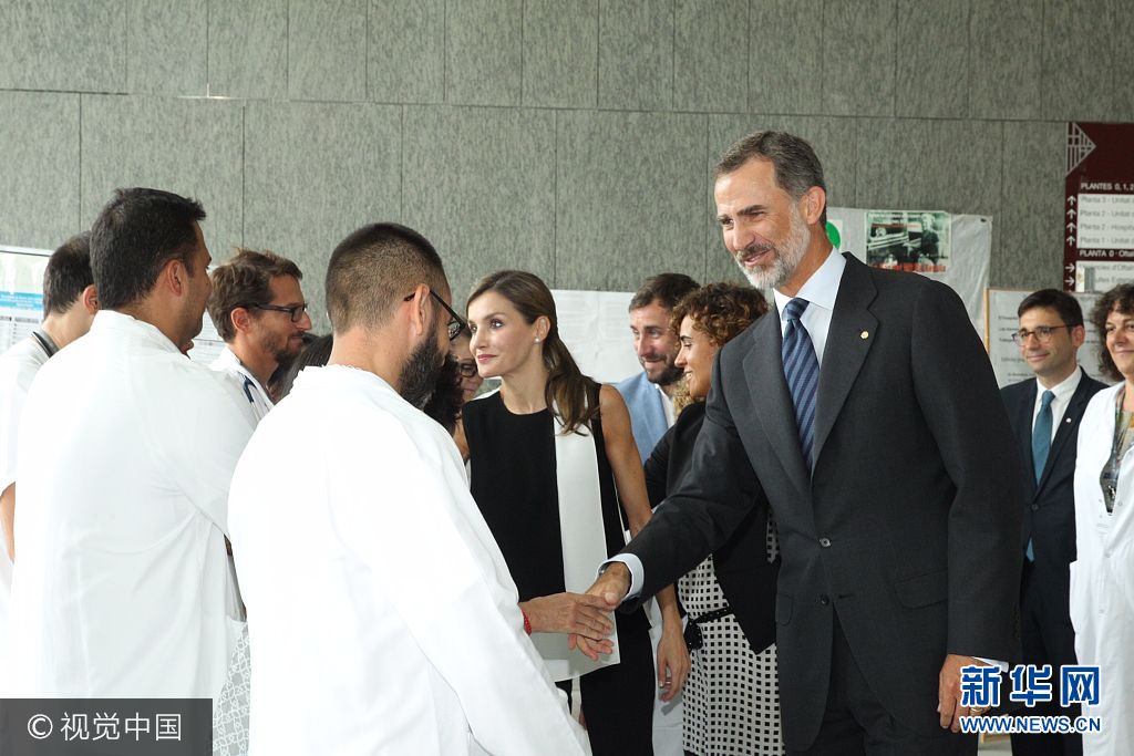 當(dāng)?shù)貢r(shí)間2017年8月19日，西班牙巴塞羅那，西班牙國(guó)王菲利普六世和萊蒂齊亞王后探望巴塞羅那恐襲案?jìng)摺?**_***BARCELONA, SPAIN - AUGUST 19:  In this handout photo provided by Casa de S.M. el Rey de Espana, King Felipe VI of Spain and Queen Letizia of Spain meets with medical staff as they arrive to visit last Thursday's terrorist attack victims at the Hospital de la Santa Creu i Sant Pau on August 19, 2017 in Barcelona, Spain. Thirteen people were killed and dozens injured in the Las Ramblas area of Barcelona when a van hit crowds on August 17.  (Photo by Casa de S.M. el Rey de Espana via Getty Images)