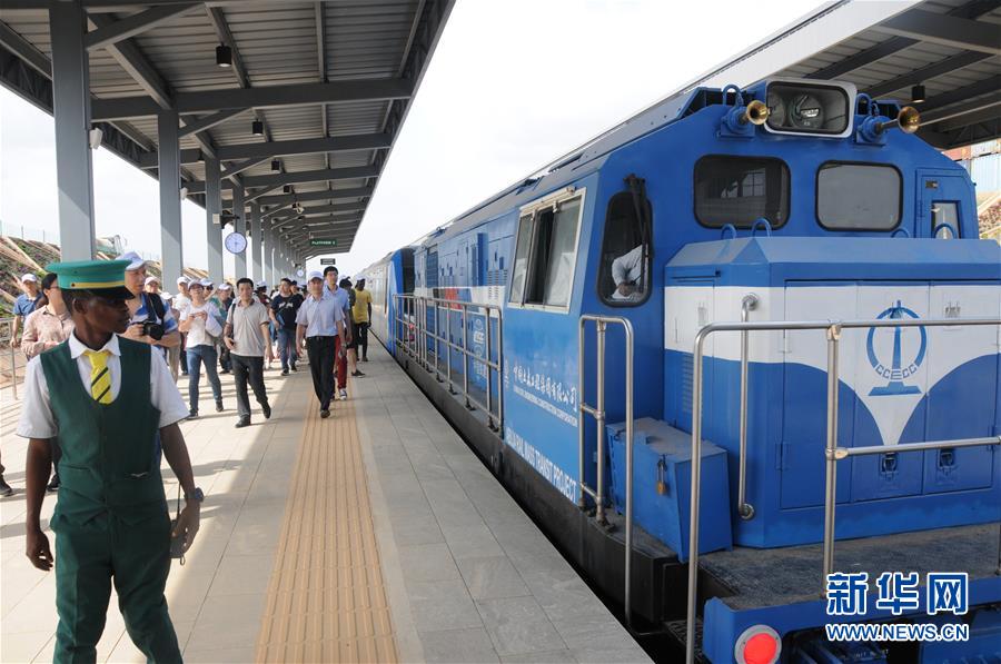 (國際·圖文互動)(1)阿布賈的新“名片”——試乘西非第一條城鐵線