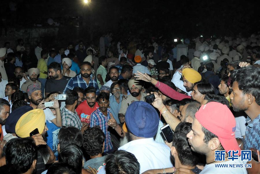 (國(guó)際)(1)印度發(fā)生列車撞人事故 造成至少50人喪生