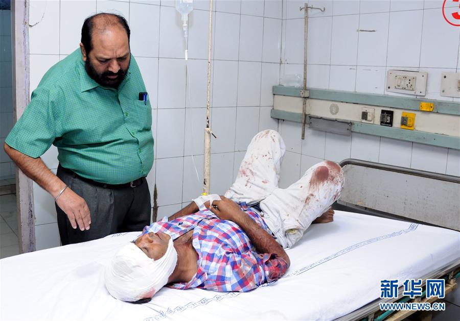 (國(guó)際)(2)印度發(fā)生列車撞人事故 造成至少50人喪生