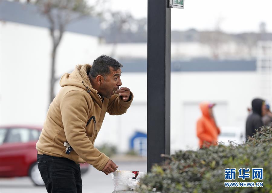 （國(guó)際&middot;圖文互動(dòng)）（6）通訊：&ldquo;根本沒(méi)有人在乎我們&rdquo;&mdash;&mdash;探訪(fǎng)美墨邊境墻邊的&ldquo;日工&rdquo;市場(chǎng)