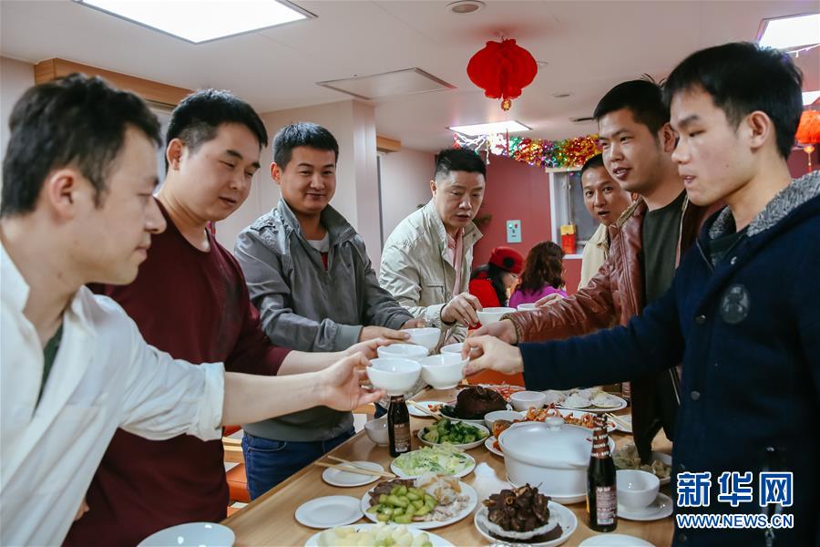 （國(guó)際&middot;圖文互動(dòng)）（3）遠(yuǎn)洋巨輪上遲來(lái)的年夜飯