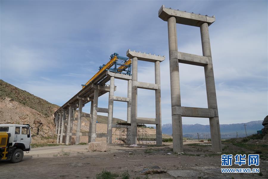 （習(xí)近平出訪配合稿&middot;圖文互動(dòng)）（4）通訊：雪山腳下有條&ldquo;中國路&rdquo;