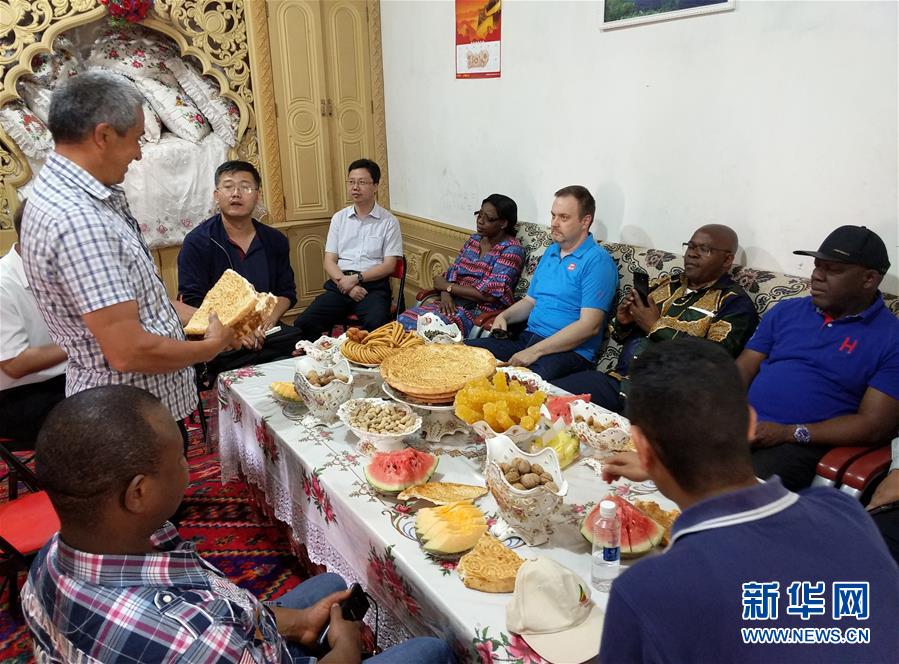 (圖文互動)(5)多國駐日內(nèi)瓦外交官走訪新疆稱贊經(jīng)濟發(fā)展社會和諧