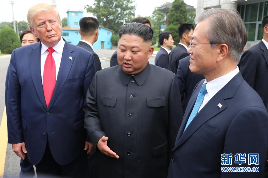 (國際)(3)朝美領(lǐng)導(dǎo)人在板門店會(huì)面