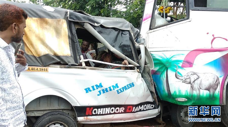 (國際)(1)印度公交車和小貨車相撞造成12人死亡
