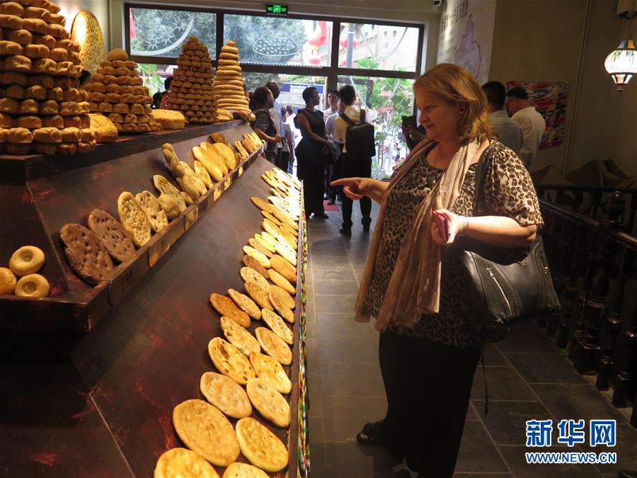 (圖文互動(dòng))(2)8國(guó)常駐日內(nèi)瓦外交官參訪(fǎng)新疆積極評(píng)價(jià)經(jīng)濟(jì)社會(huì)發(fā)展及去極端化舉措