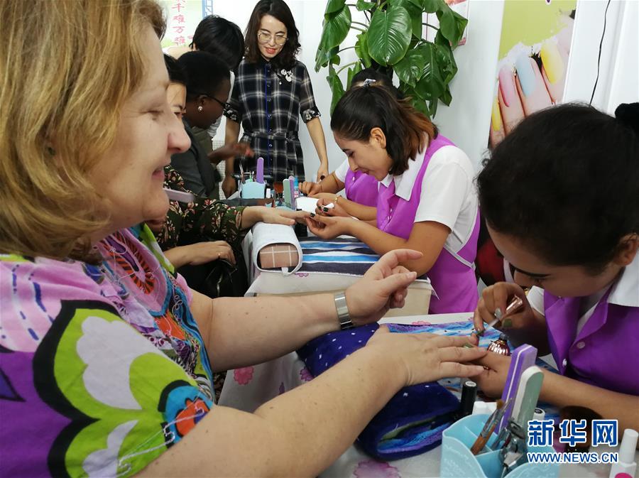 (圖文互動(dòng))(4)8國(guó)常駐日內(nèi)瓦外交官參訪(fǎng)新疆積極評(píng)價(jià)經(jīng)濟(jì)社會(huì)發(fā)展及去極端化舉措