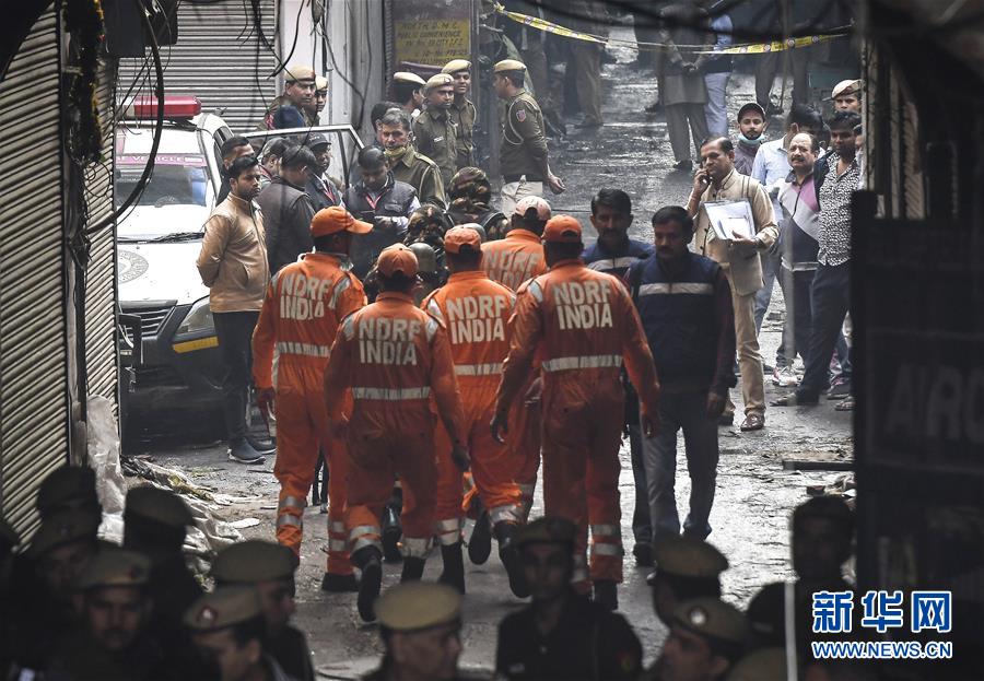 (國際)(1)印度一商業(yè)樓發(fā)生火災致32人死亡