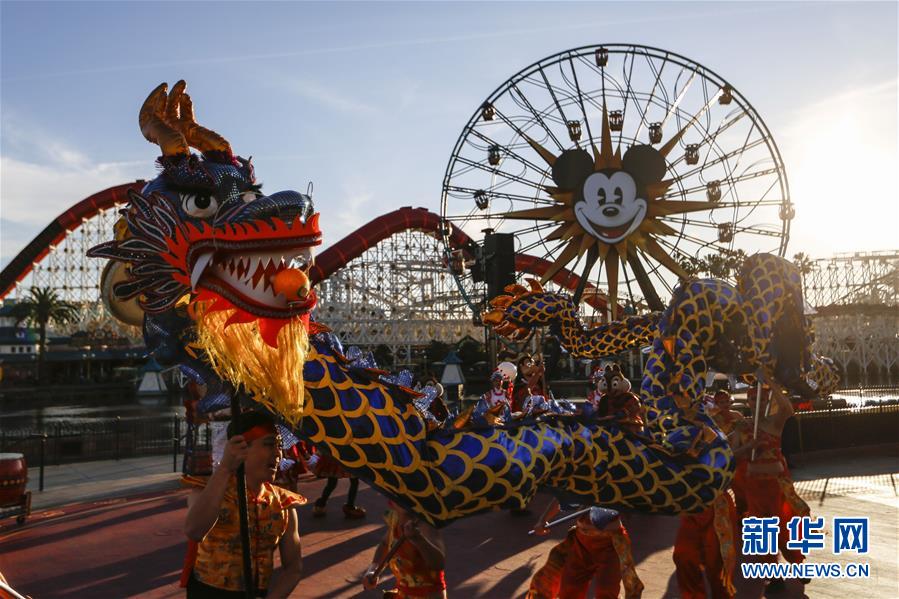 （國(guó)際&middot;圖文互動(dòng)）（3）通訊：美國(guó)迪士尼加州冒險(xiǎn)樂(lè)園紅紅火火迎鼠年