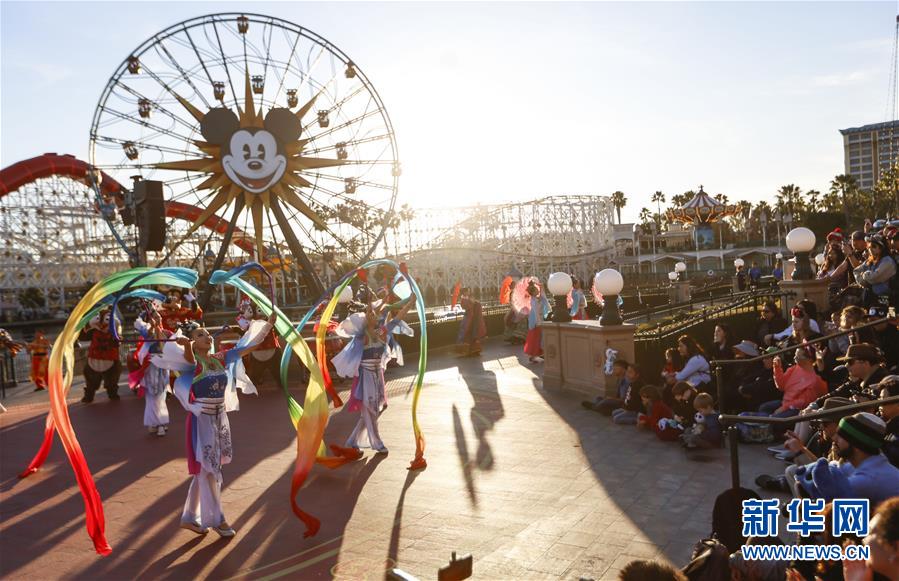 （國(guó)際&middot;圖文互動(dòng)）（12）通訊：美國(guó)迪士尼加州冒險(xiǎn)樂(lè)園紅紅火火迎鼠年