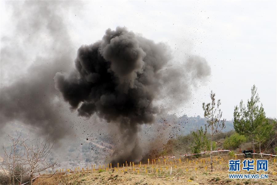 （國際&middot;圖文互動）（4）通訊：&ldquo;中國軍人掃雷一如既往專業(yè)和敬業(yè)！&rdquo;&mdash;&mdash;記中國赴黎維和部隊完成&ldquo;藍線&rdquo;3個雷場清排任務(wù)