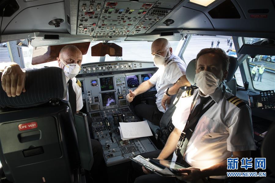 (圖文互動(dòng)·國際疫情)(3)通訊:3.8萬公里的航程 跨越大洋的情誼——記阿根廷從中國運(yùn)載防疫物資