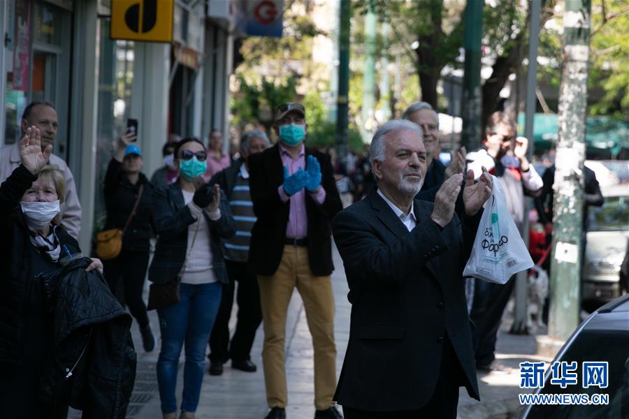 (國(guó)際疫情·圖文互動(dòng))(1)雅典“卡車音樂會(huì)”致敬白衣天使