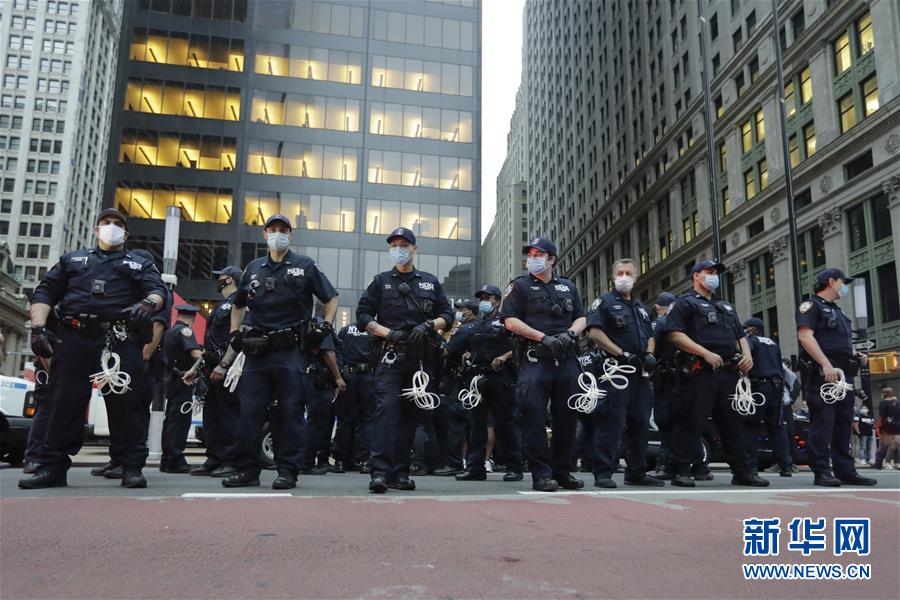 （國際）（5）美國警察執(zhí)法動(dòng)作不當(dāng)致一名非裔男子死亡 引發(fā)大規(guī)?？棺h