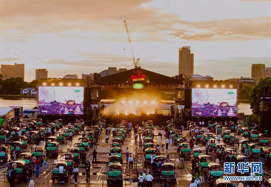 (國際·圖文互動)(3)疫情新常態(tài)下的新嘗試——泰國舉辦“嘟嘟車”音樂會