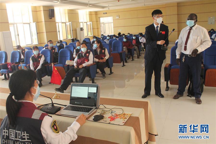 （國際&middot;圖文互動(dòng)）（1）中國抗疫醫(yī)療專家組對(duì)南蘇丹疫情防控人員開展培訓(xùn)